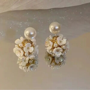 Perla White Shell Flower Stud Earrings